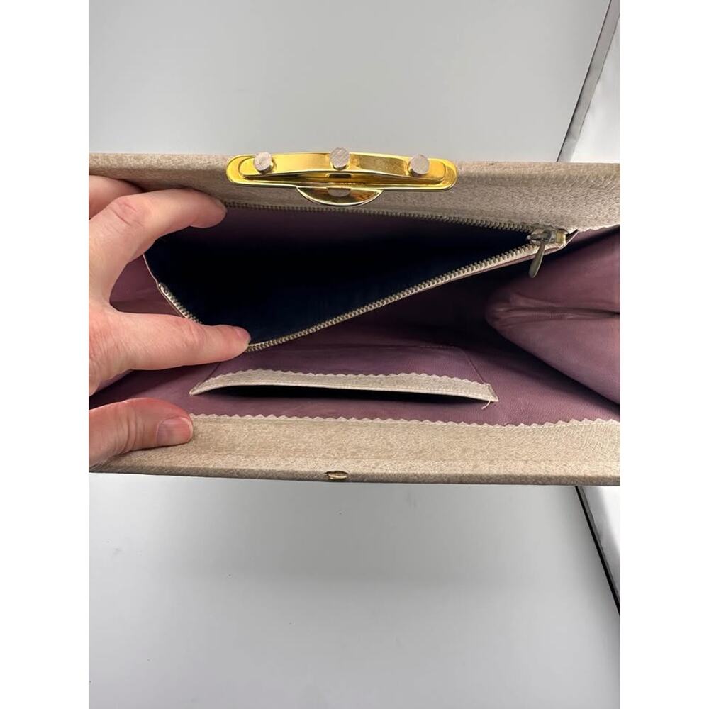 Vintage Cream purse w/ gold hardware - Picture 4 of 10